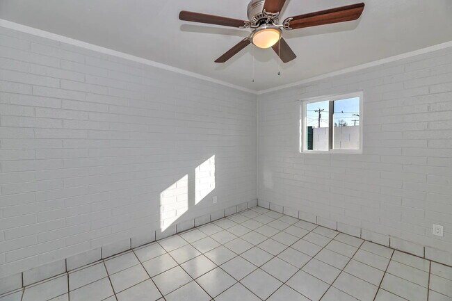 Building Photo - AFFORDABLE 2 BEDROOM HOME IN A CONVENIENT PHOENIX LOCATION OFFERING $250 GIFT CARD MOVE IN INCENTIVE