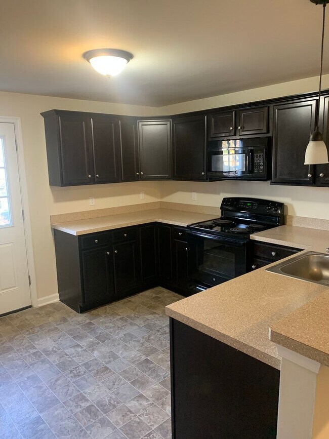 Building Photo - 3 Bedroom 1.5 Bathroom's