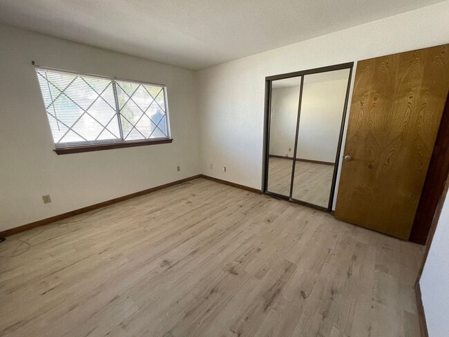 Building Photo - Golf Course- On The Mesa 3 Bedrooms, 2 Bathrooms, New Paint,