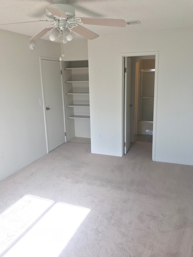 Building Photo - Top Floor South Facing One Bedroom Condo In North Boulder!  Perfect Location!