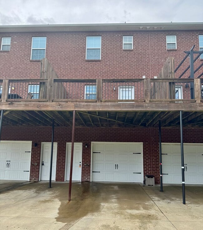 Building Photo - Luxury Townhouse! 2 Bed/2.5 Bath, 1 Car ga...