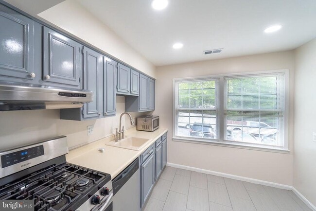 Building Photo - 2055 Pilgrim Dr