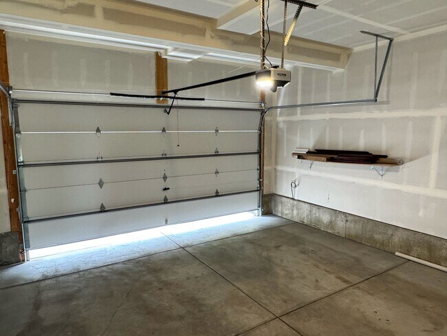 Building Photo - 10848 Hayloft St