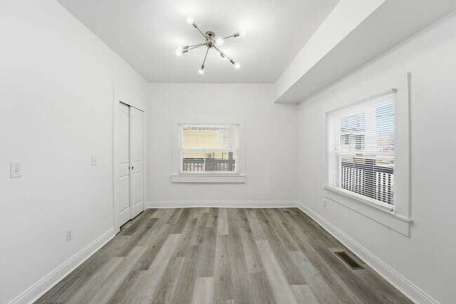 Building Photo - 522 Kelton Ave