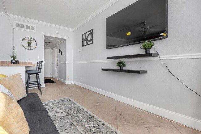 Building Photo - 311 W Ashley St