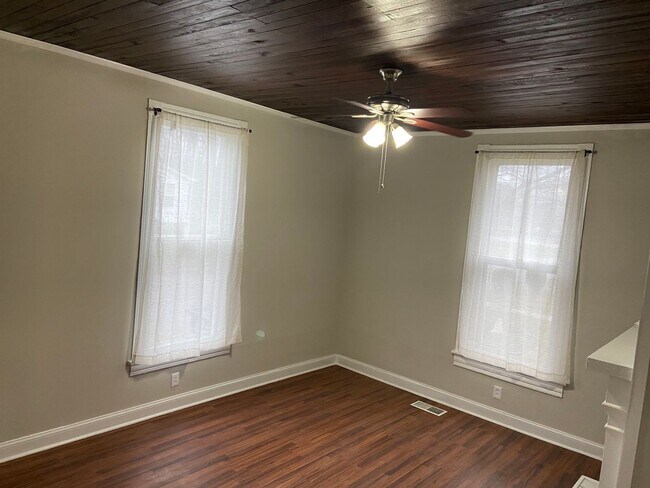 Building Photo - Historic 3 bedroom home near courthouse square in Murfreesboro