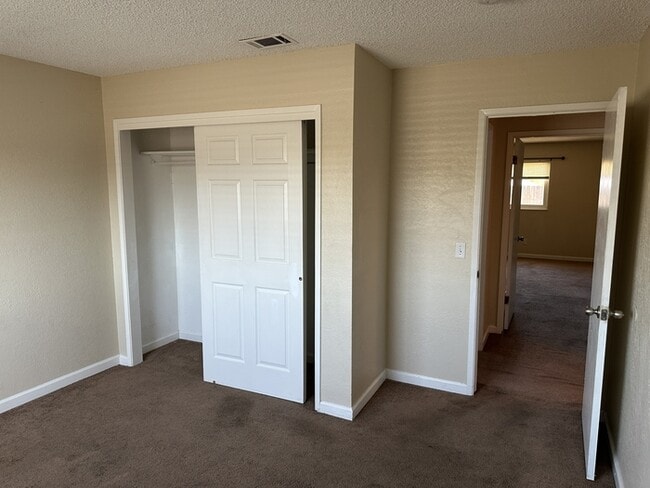 Building Photo - MANTECA 3 BEDROOM 2 BATH HOME