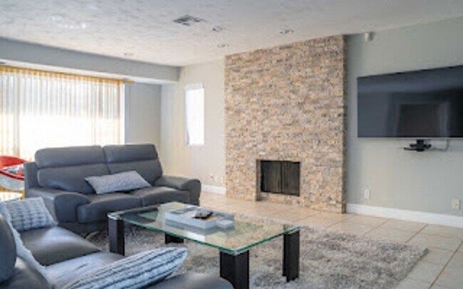 Building Photo - Racquet Club West, FURNISHED, Seasonal OR Long Term