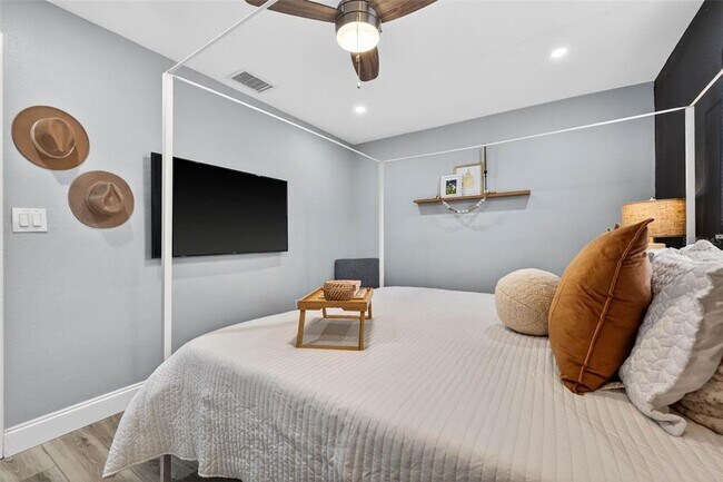 Building Photo - 6501 Livingston Ave N