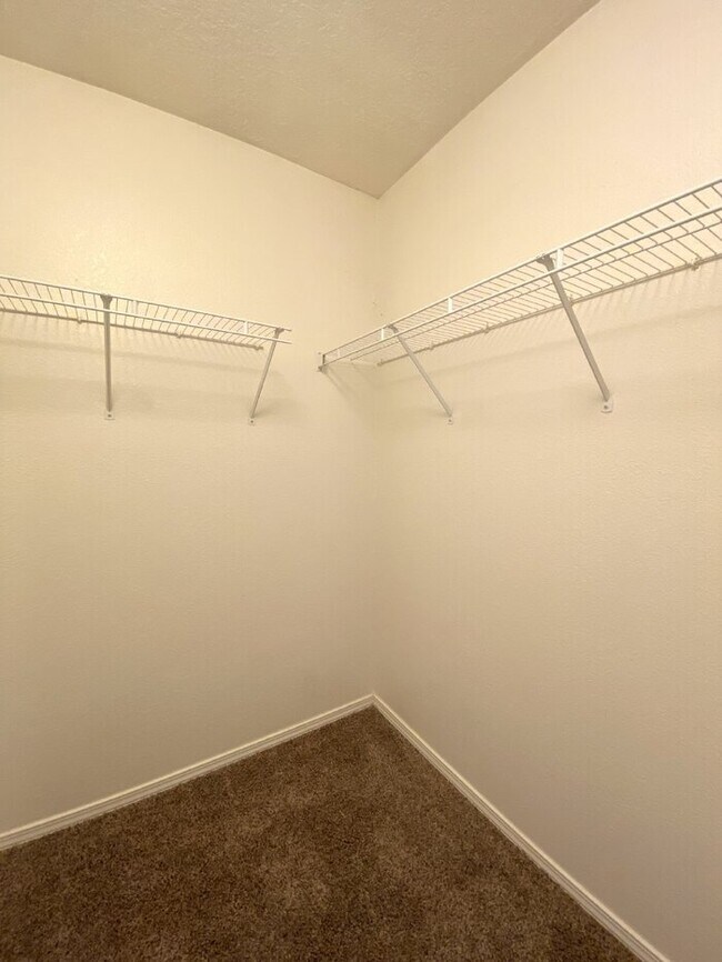 Building Photo - Spacious 3BR/2Bath/2Living - 1 Car Garage