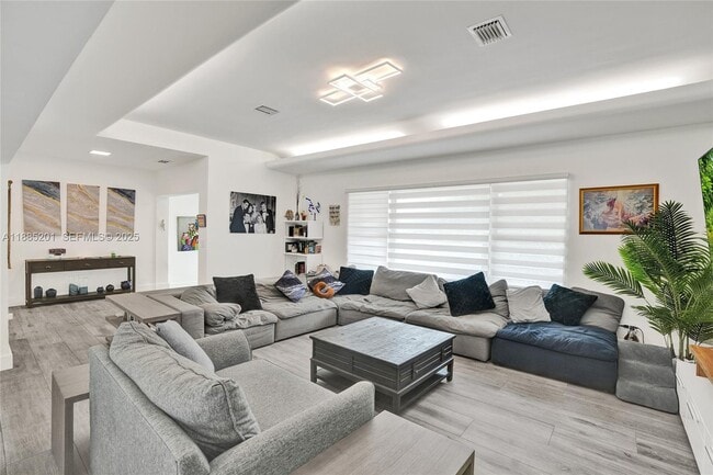 Building Photo - 3784 Sheridan Ave