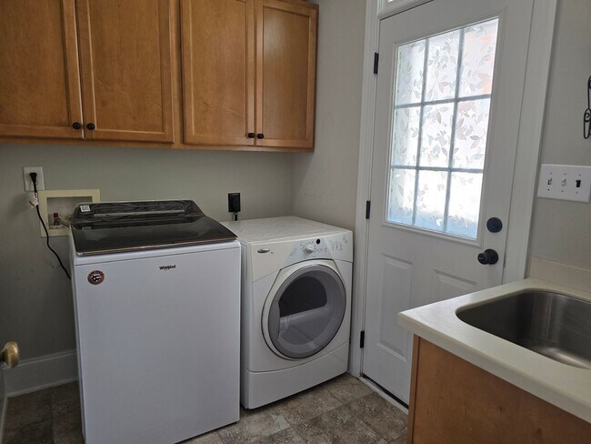 Building Photo - 3653 Pleasants Ridge Dr