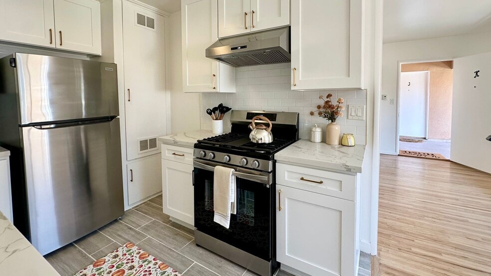 Building Photo - Spacious 1 & 2 Bedroom Apartments