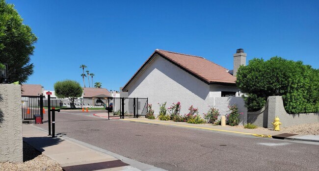 Building Photo - 2 bed 2 bath Townhome in Central Phoenix!! Gated and Pool!