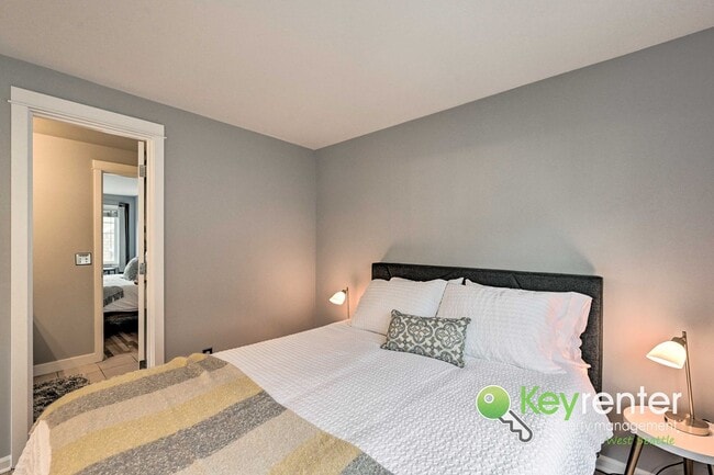 Building Photo - Beautifully Renovated 3 Bed Townhome in Prime North Seattle Location