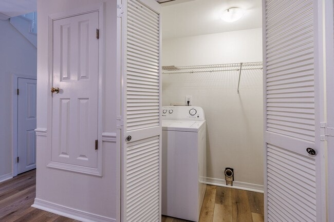 Building Photo - 3/2 Townhouse near USA! GATED! Students Welcome!
