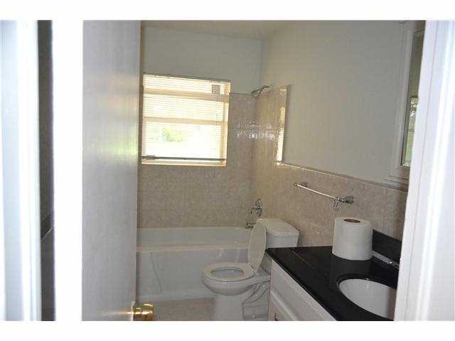 Building Photo - 441 NE 43rd St