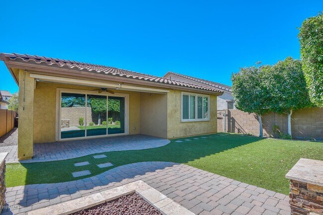 Building Photo - 21922 N 100th Ave