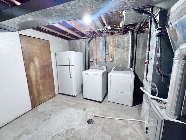 Building Photo - 880 E 200 N