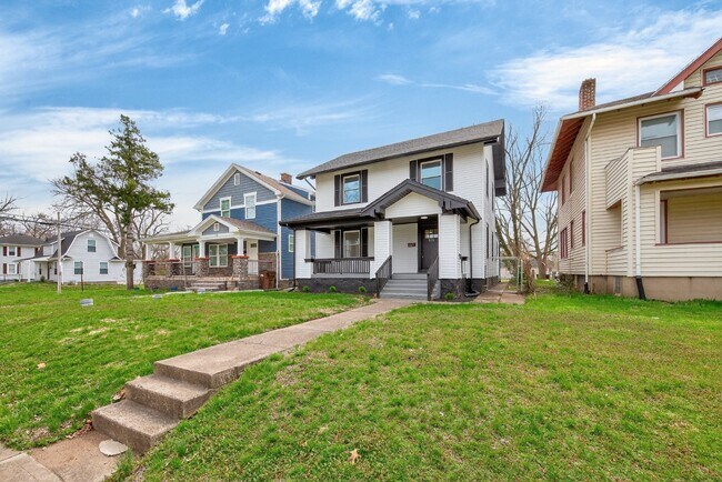 Building Photo - 716 15th Ave