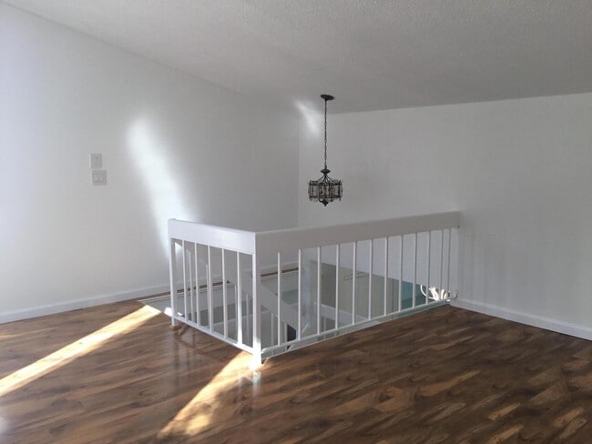 Building Photo - 1094 Raintree Ct