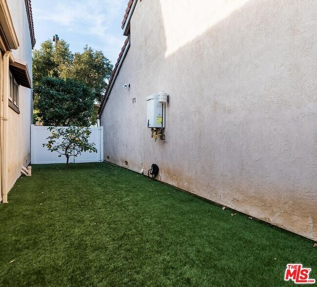 Building Photo - 10754 Garland Dr