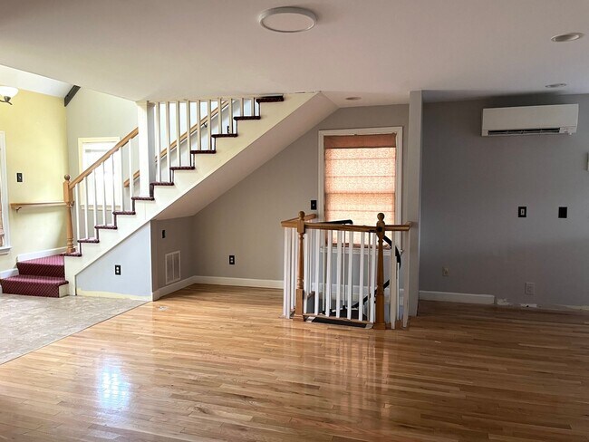 Building Photo - Rare Find Single Family Home in South Port...