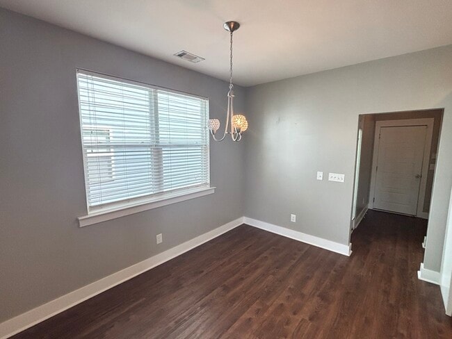 Building Photo - 432 Elegance Way