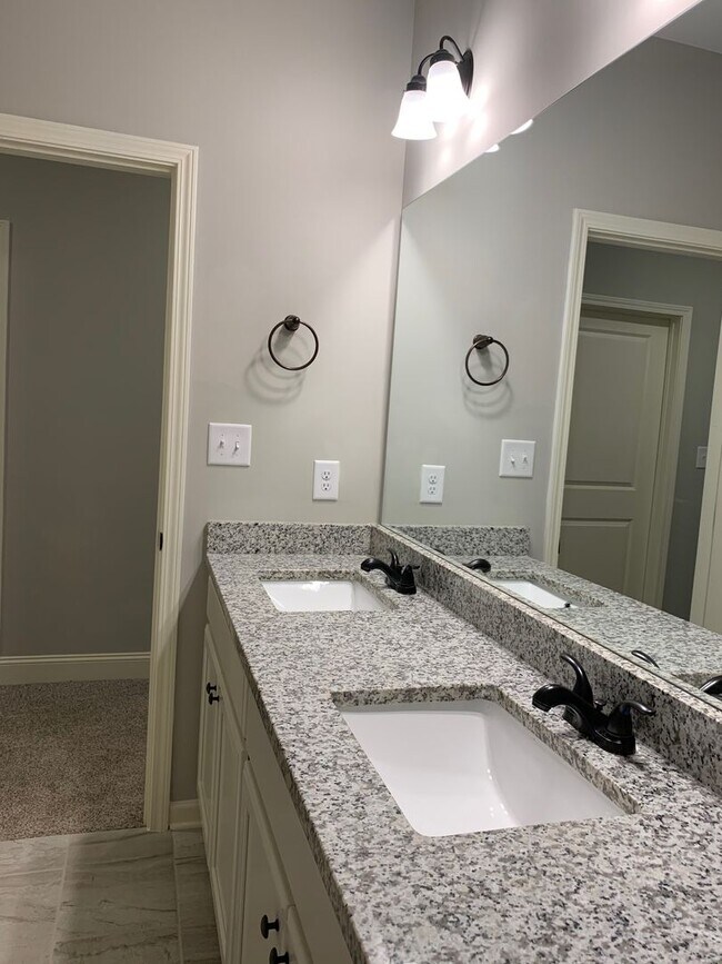 Building Photo - 3 Bedrooms 2.5 Baths  Condo in Downtown Watkinsville!