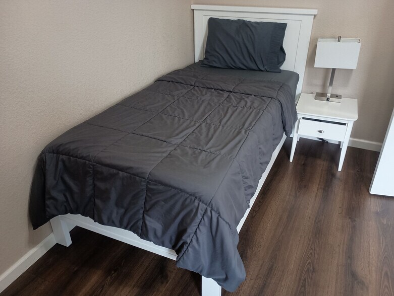 Building Photo - Room in House on Arabian King