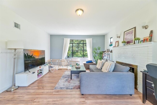 Building Photo - 1238 NE 112th St