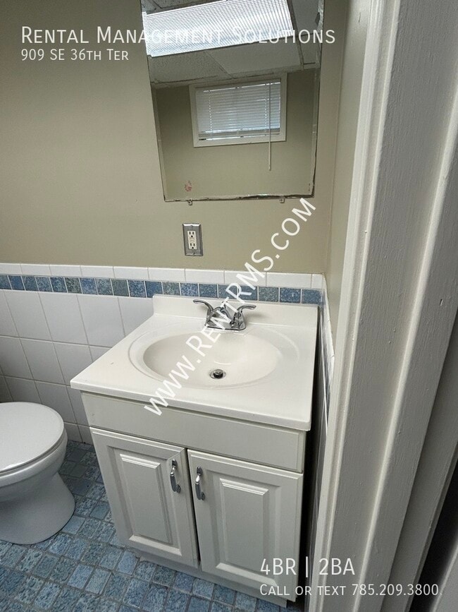 Building Photo - 909 SE 36th Terrace