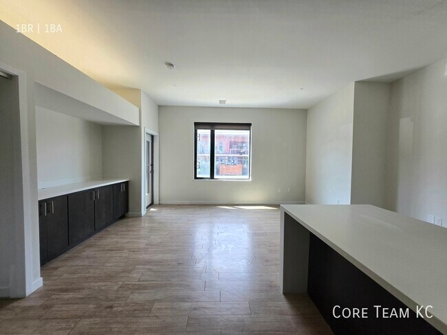 Building Photo - 662 E 63rd St