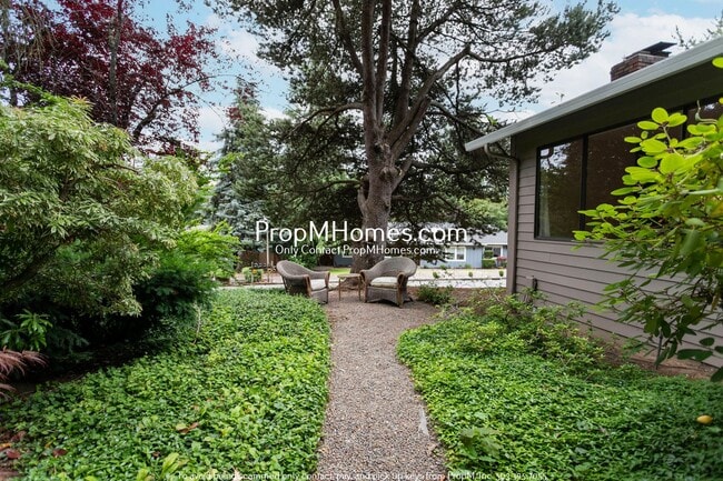 Building Photo - Sleek + Stylish Four Bedroom Escape in Palisades! DEPOSIT SPECIAL