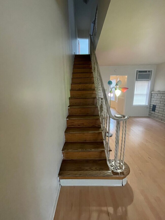 Building Photo - 4 Bedroom Single family Home