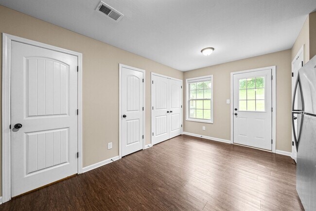 Building Photo - 148 Center Pointe Dr