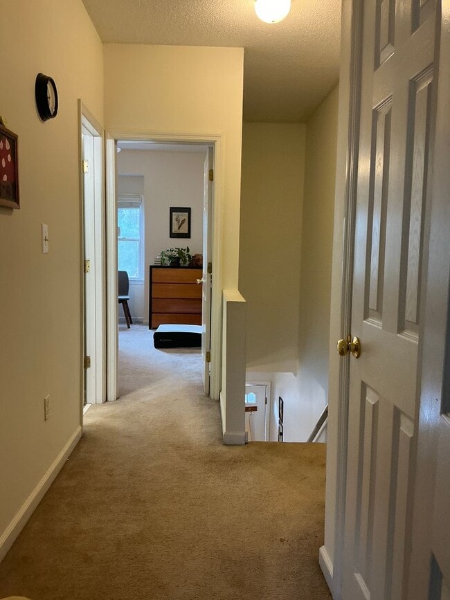Building Photo - 1 Bedroom/2 .5 Bath Condo located in River...