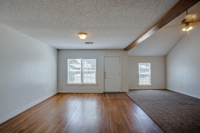 Building Photo - MOVE IN SPECIAL! 3/2 Close to Tech