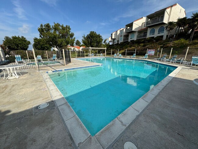 Building Photo - Stunning 2B/2.5BA Townhome in Carlsbad w/ ...