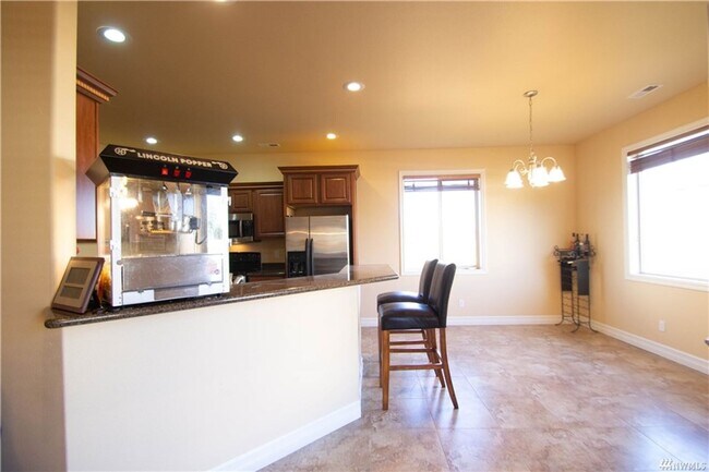 Building Photo - Beautiful 3 bed 2 bath stucco home in a newer area of homes. Just down the street from Park Orcha...