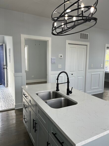 Building Photo - 5033 W Wabansia Ave