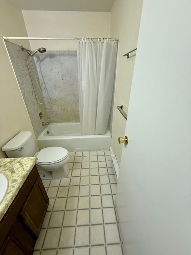 Building Photo - 2 Bedroom 1 Bath Duplex - NEW LOW PRICE