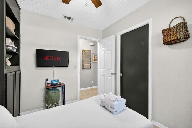 Building Photo - 6515 Yosemite Dr