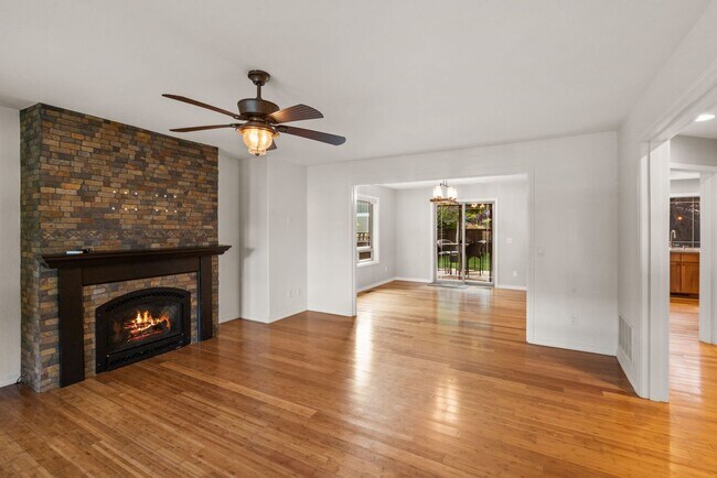 Building Photo - Spacious 3-Bedroom Home in Sought-After Valley West