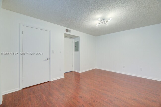 Building Photo - 1020 Crystal C