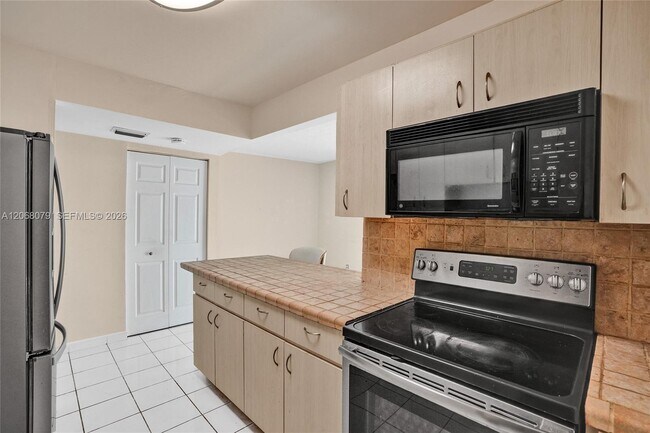Building Photo - 5555 Ludlam Rd