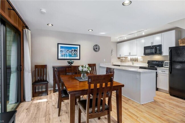 Building Photo - Great location in Incline Village