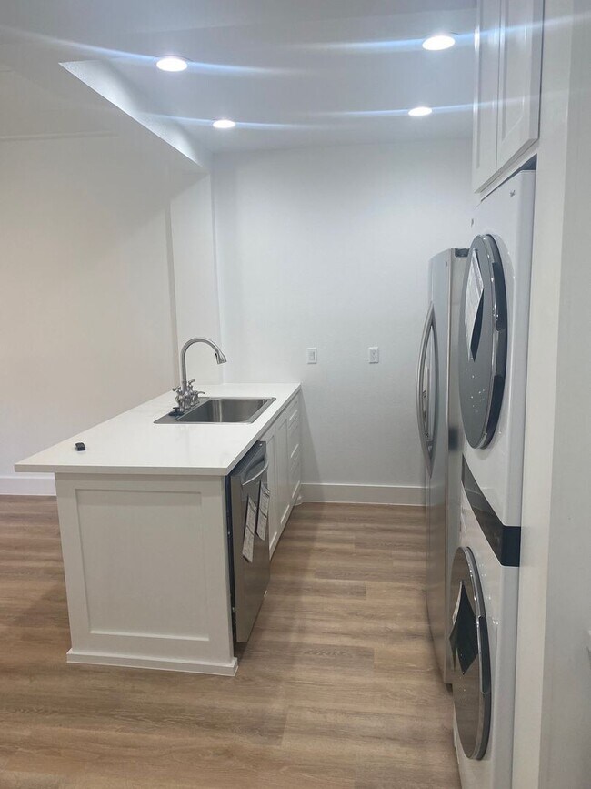 Building Photo - Marina Pointe One Bedroom Unit