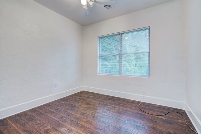 Building Photo - 1328 NE 8th St