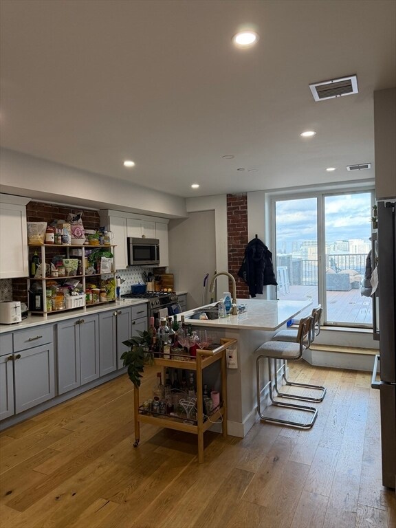 Building Photo - 536 E Broadway